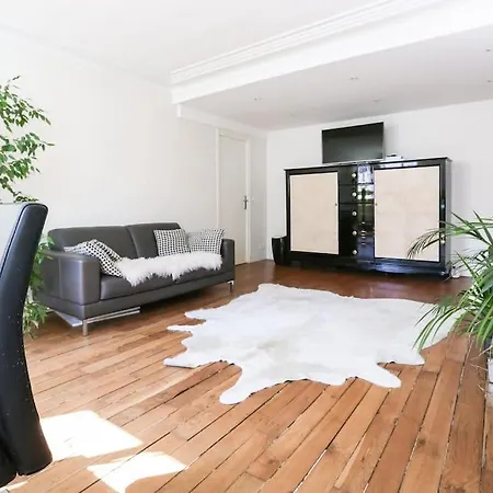And Parisian Style - 3 Bedrooms Apartment *