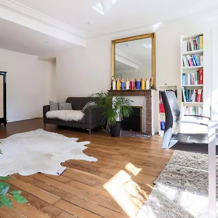 And Parisian Style - 3 Bedrooms Apartment *