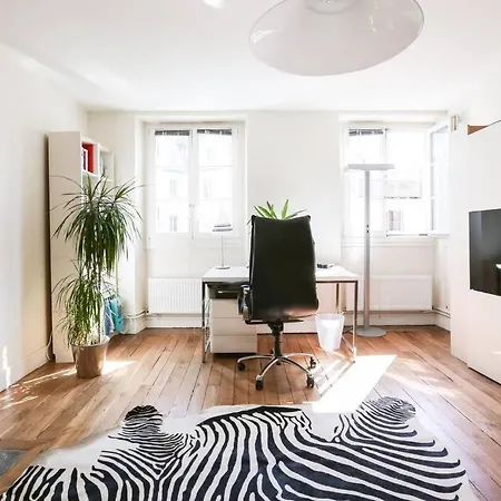 And Parisian Style - 3 Bedrooms Apartment *